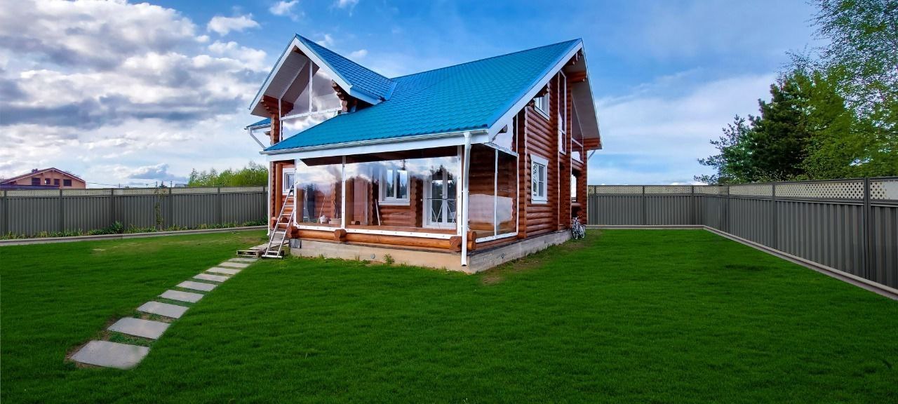 Мягкие окна на веранде загородного дома в Красном